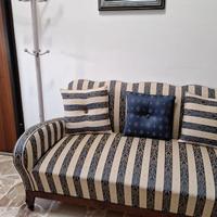 Salotto antico completamente ricondizionato.