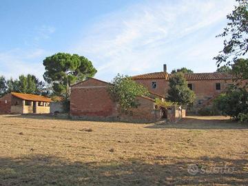 Rustico / Casale di 1200 m² con box auto a Cortona