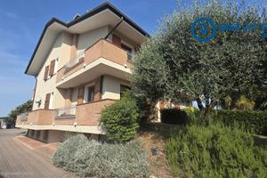 PORZIONE DI BIFAMILIARE CON GARAGE E SCOPERTO