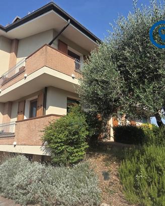 PORZIONE DI BIFAMILIARE CON GARAGE E SCOPERTO