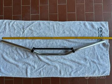 Manubrio aftermarket a piega bassa con traversino