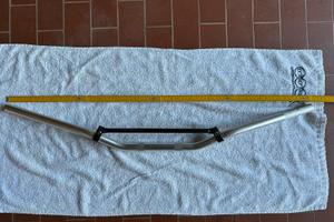 Manubrio aftermarket a piega bassa con traversino