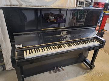 Pianoforte a coda con sgabello