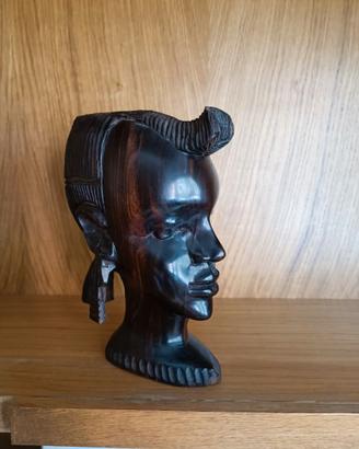 Statua donna africana