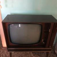 Televisore antico in mobile