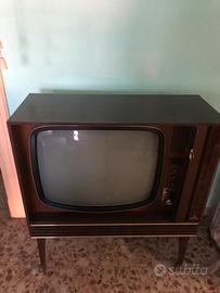 Televisore antico in mobile