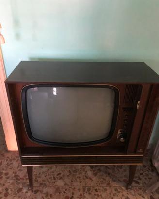 Televisore antico in mobile