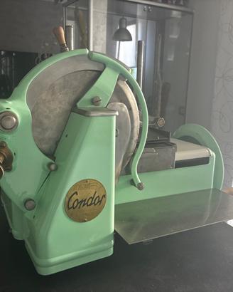 Affettatrice a volano Condor restaurata a mano – V