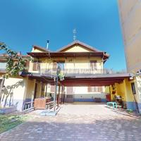 Soluzione Indipendente su Due Livelli con Giardino