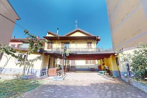 Soluzione Indipendente su Due Livelli con Giardino