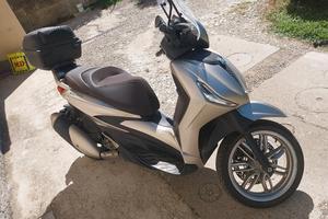 Beverly 300 scooter  2023 accessori bauletto parab
