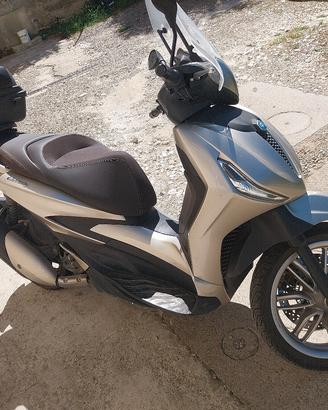 Beverly 300 scooter  2023 accessori bauletto parab