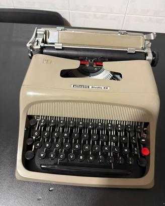 Macchina da scrivere Olivetti Studio 44 anni ‘50