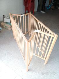Lettino pieghevole in legno faggio.