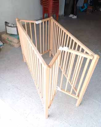 Lettino pieghevole in legno faggio.