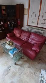 divano e poltrona in pelle rossa mai usati