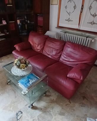 divano e poltrona in pelle rossa mai usati