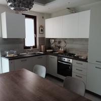 Cucina modulare angolare e mobili sala