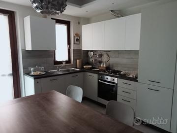 Cucina modulare angolare e mobili sala