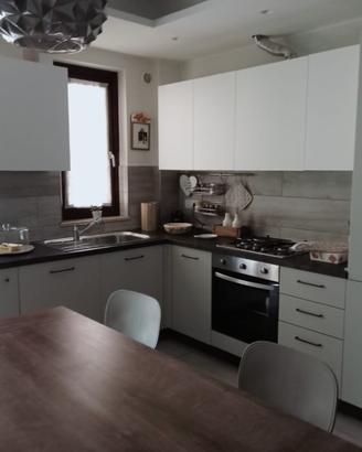 Cucina modulare angolare e mobili sala