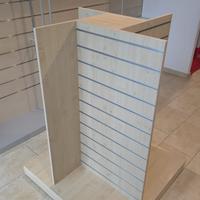 Arredo negozio color frassino