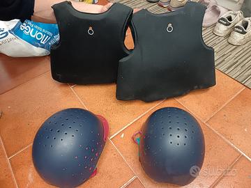 caschetti e paraschiena per bambini per cavallo