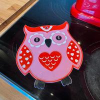 Sottopentola a forma di civetta rosa e rossa