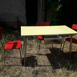 Tavolo in formica giallo dono a chi lo ritira