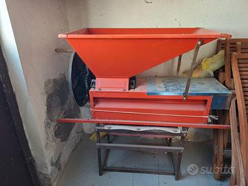 Macchina pigia uva vintage