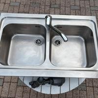 Lavello doppia vasca con miscelatore