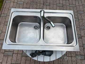 Lavello doppia vasca con miscelatore