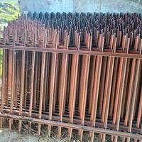 Recinzione in ferro pieno.