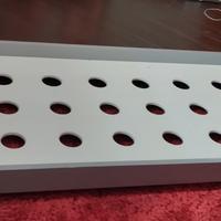 Lettino singolo completo di materasso.