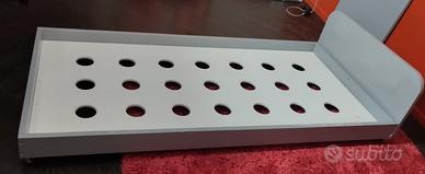 Lettino singolo completo di materasso.