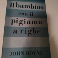 Il bambino con il pigiama a righe