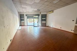 NEGOZIO A PADERNO D'ADDA
