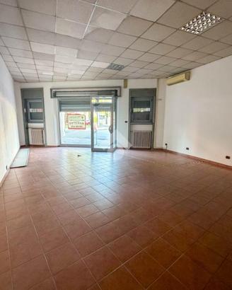 NEGOZIO A PADERNO D'ADDA