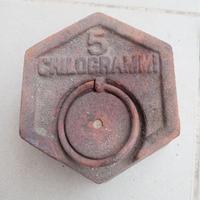 Vecchio peso bilancia e vecchi chiodi