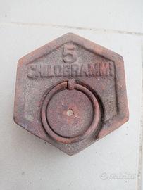 Vecchio peso bilancia e vecchi chiodi