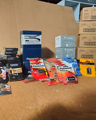 LOTTO DI BATTERIE E PILE DI VARIO TIPO