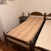 2 lettini singoli in noce con comodini in noce