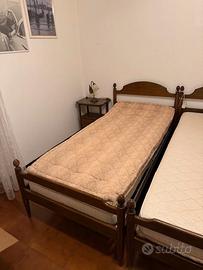 2 lettini singoli in noce con comodini in noce