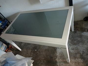 tavolo in legno con vetro temperato