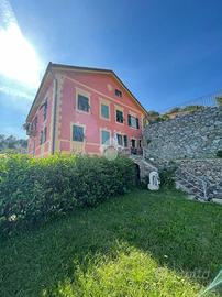 VILLA A SCHIERA A ALBISSOLA MARINA