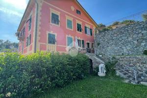 VILLA A SCHIERA A ALBISSOLA MARINA