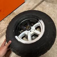 cerchioni anteriori e posteriori gommati booster