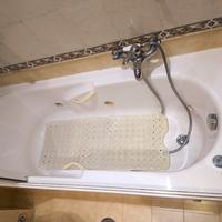 Vasca da bagno in resina completa di box doccia 