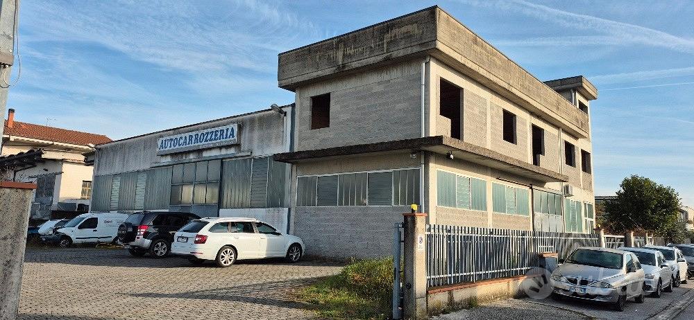 Capannone di 500 mq con 700 mq di piazzale