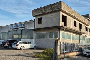 Capannone di 500 mq con 700 mq di piazzale