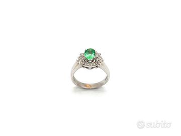 Anello in oro bianco e smeraldi
